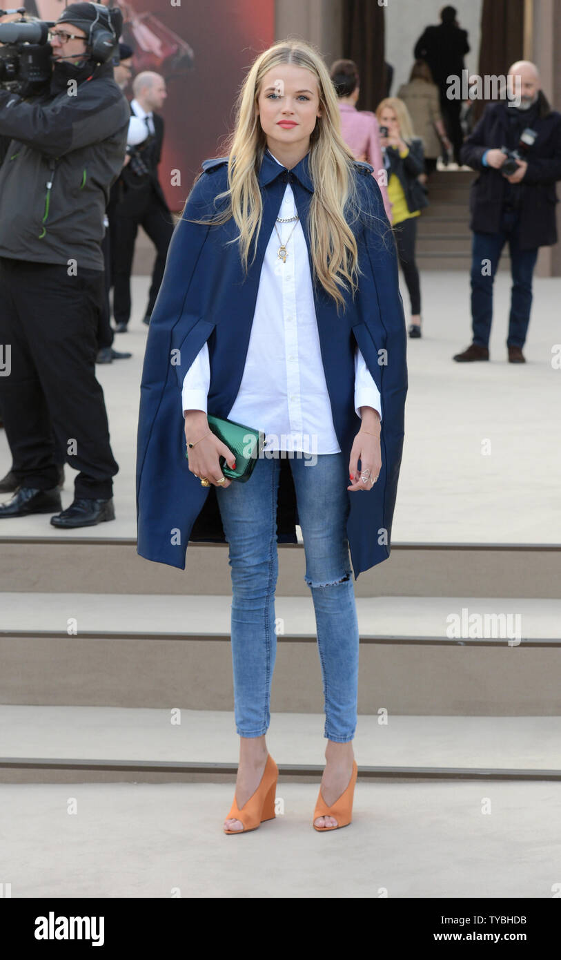 Gabriella Wilde Bei Der Burberry Prorsum Catwalk Show Hyde Park Teil Der London Fashion Week Ss13 London Stockfotografie Alamy