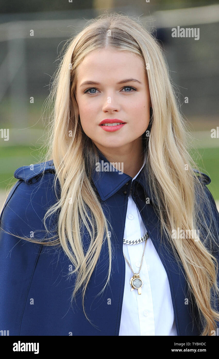 Gabriella Wilde Bei Der Burberry Prorsum Catwalk Show Hyde Park Teil Der London Fashion Week Ss13 London Stockfotografie Alamy