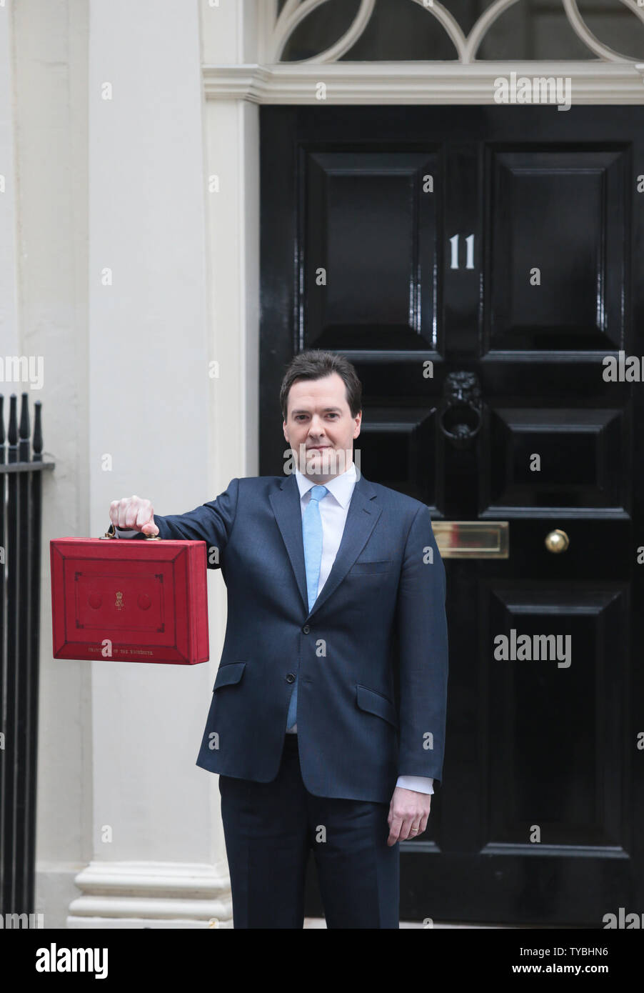 Den britischen Finanzminister George Osborne hält seine Red Box Versand außerhalb Nr. 11 Downing Street, bevor er seinen Haushalt zu den Häusern des Parlaments liefert und das Land am 20. März 2013. Herr Osborne ist unter dem wachsenden Druck von allen politischen Seiten der Abwärtsspirale der britischen Wirtschaft umzukehren. UPI/Hugo Philpott Stockfoto