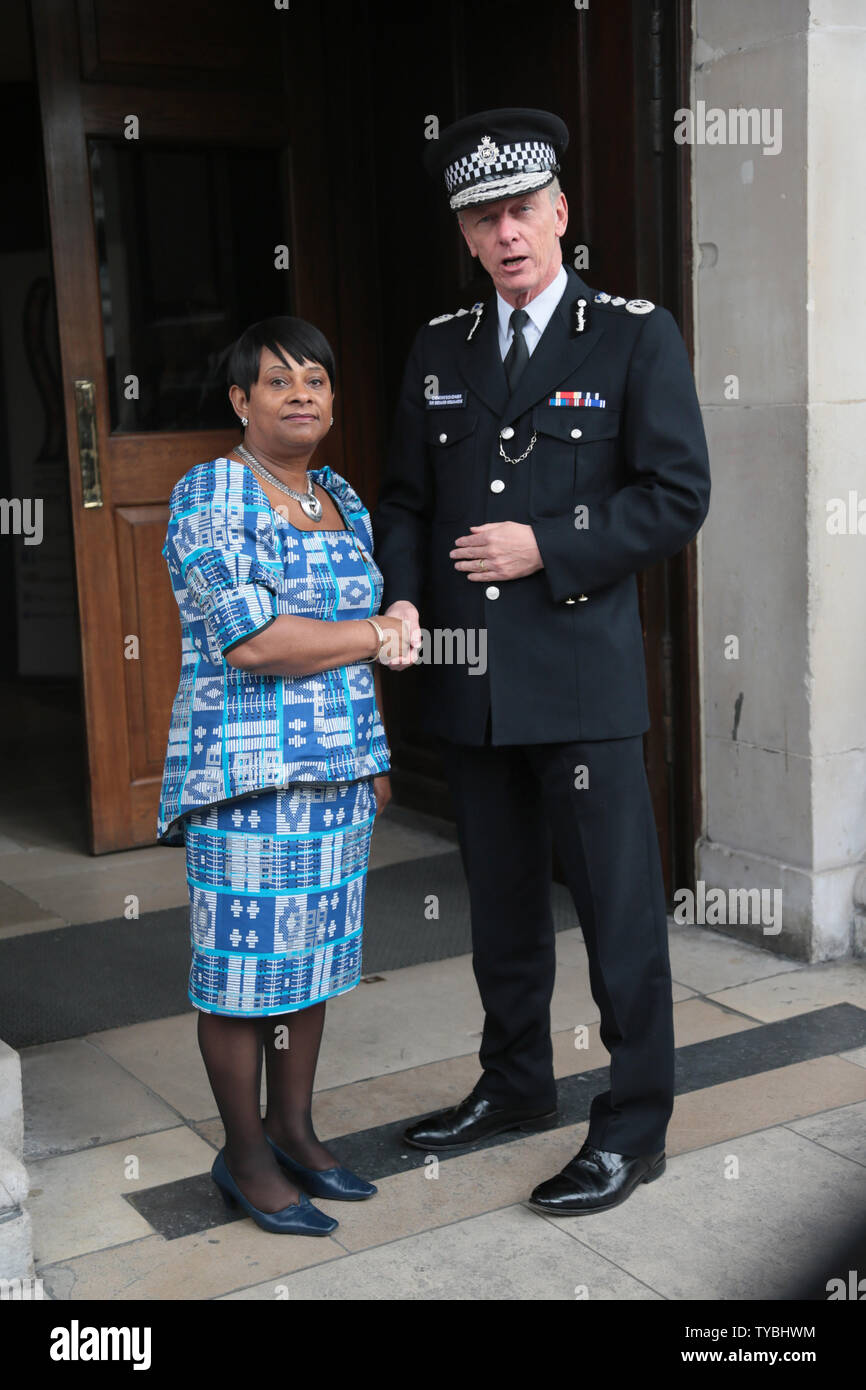 Herr Kommissar der Metropolitan Police Bernard Horgan-Howe und Doreen Lawrence posieren für die Medien an der Trauerfeier für Stephen Lawrence, die vor 20 Jahren an diesem Tag in einem rassistischen Angriff in London am 22. April 2013 getötet wurde. UPI/Hugo Philpott. Stockfoto