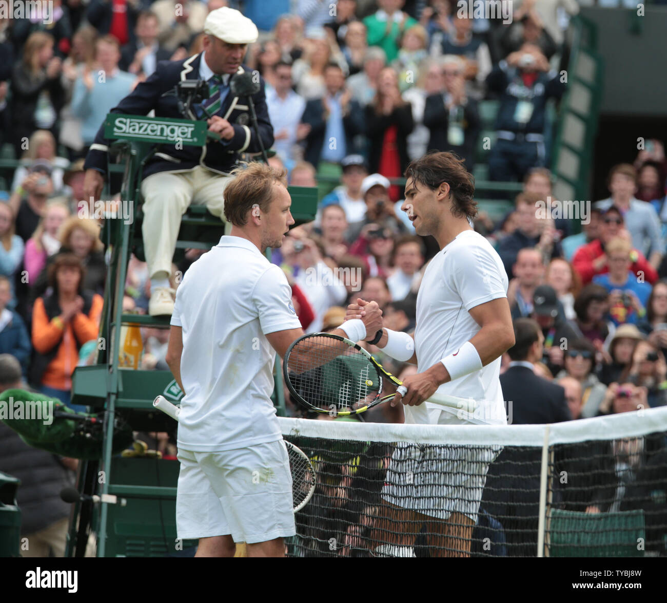 Belgiens Richard Darcis feiert Sieg über Spanien Rafael Nadal am ersten Tag der Wimbledon Championships 2013 in London am Montag, den 24. Juni 2013. UPI/Hugo Philpott Stockfoto