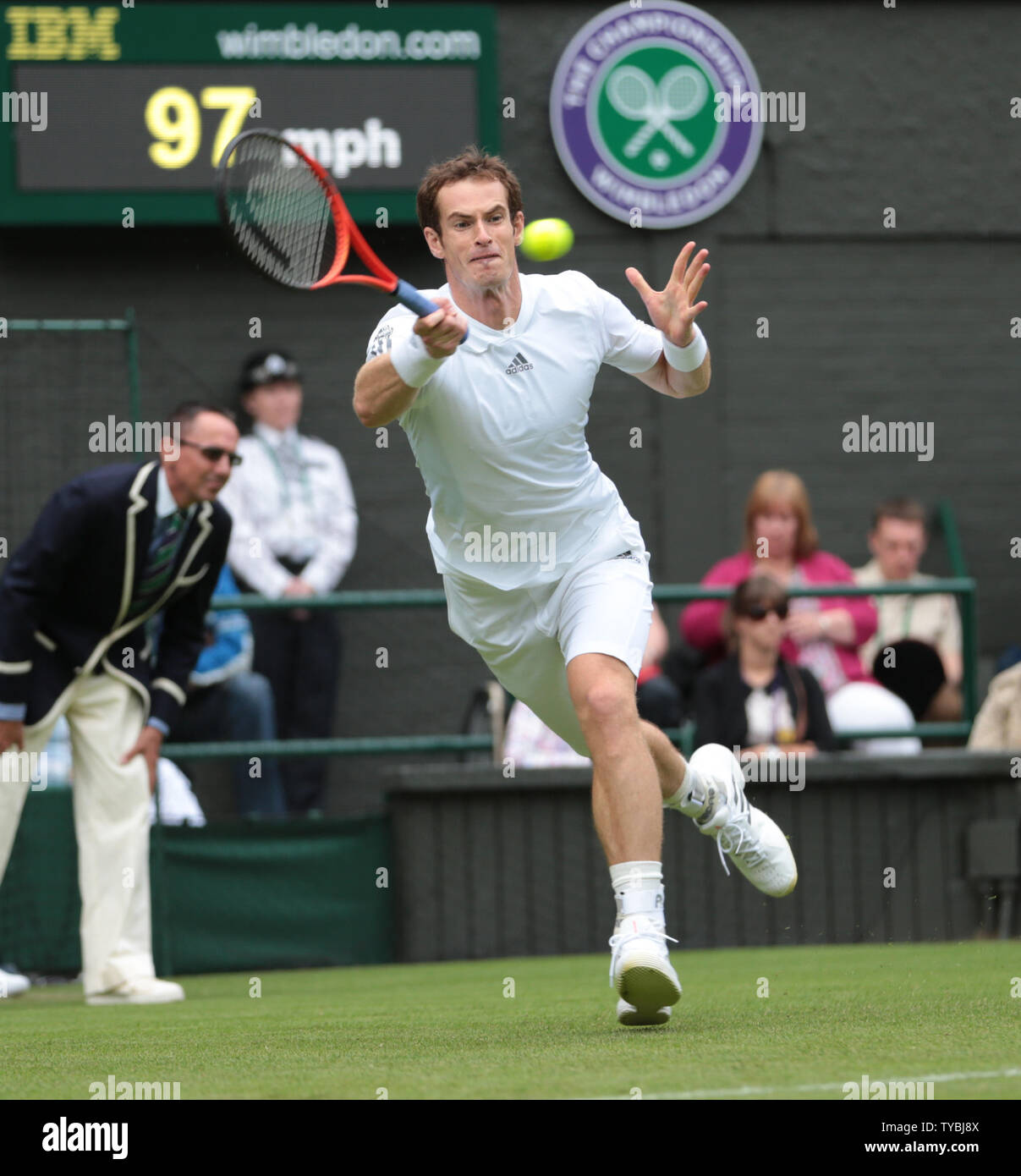 Großbritanniens Andy Murray in Aktion gegen den Deutschen Benjamin Becker am ersten Tag der Wimbledon Championships 2013 in London am Montag, den 24. Juni 2013. UPI/Hugo Philpott Stockfoto