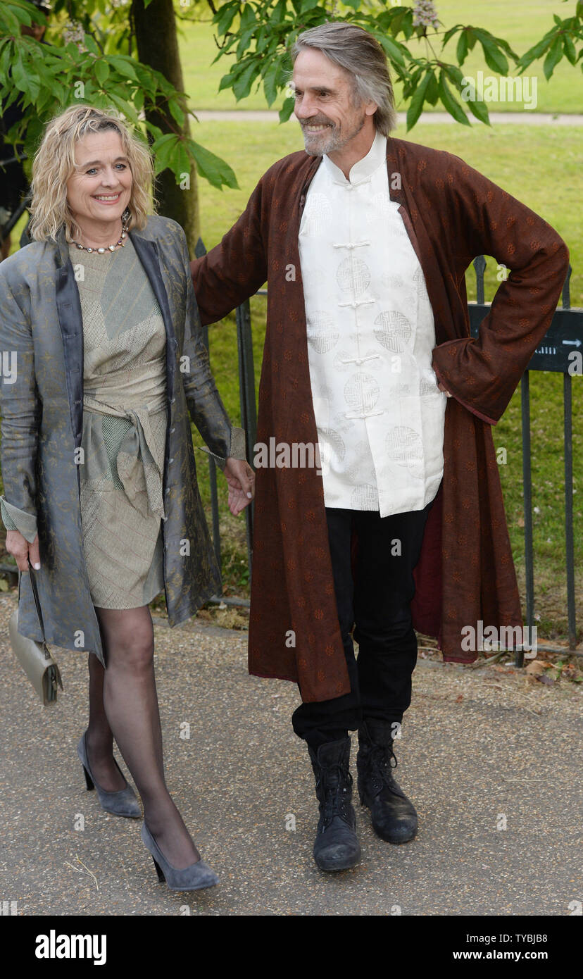 Britische Schauspielerin Sinead Cusack und Schauspieler Jeremy Irons besuchen Die erpentine Galerie Summer Party" in der Serpentine Gallery in London am 26. Juni 2013. UPI/Rune Hellestad Stockfoto