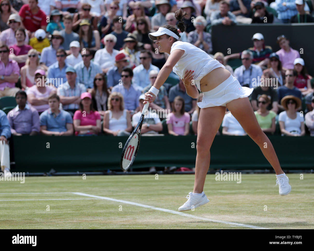 England's Laura Robson dient in ihrer Übereinstimmung mit der Neuseeländischen Marina Erakovic am Tag sechs der Wimbledon Championships 2013 in London am 29. Juni 2013. UPI/Hugo Philpott Stockfoto