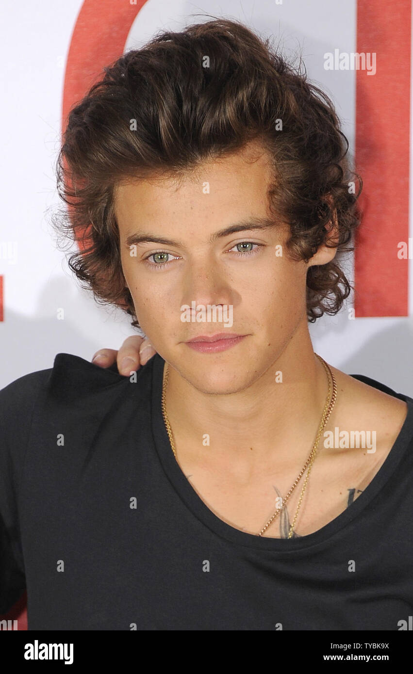 Harry Styles Eine Richtung Fototermin Im Lakeside Shopping Centre London England 04 03 11 Stockfotografie Alamy
