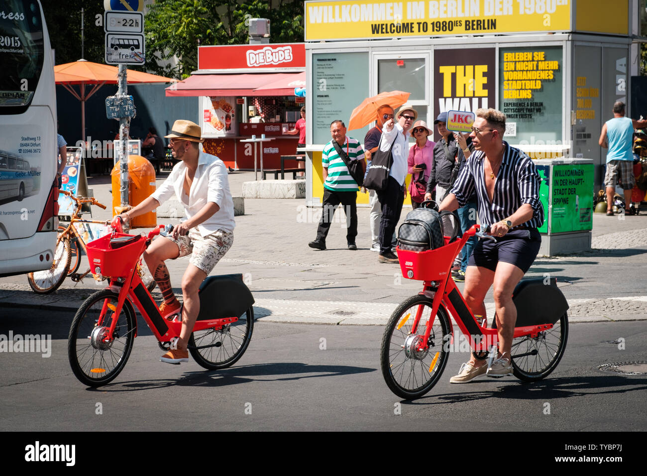 Berlin, Deutschland - Juni, 2019: Touristen Reiten e-Bike Sharing Fahrräder, Springen von UBER auf der Straße in Berlin, Deutschland Stockfoto