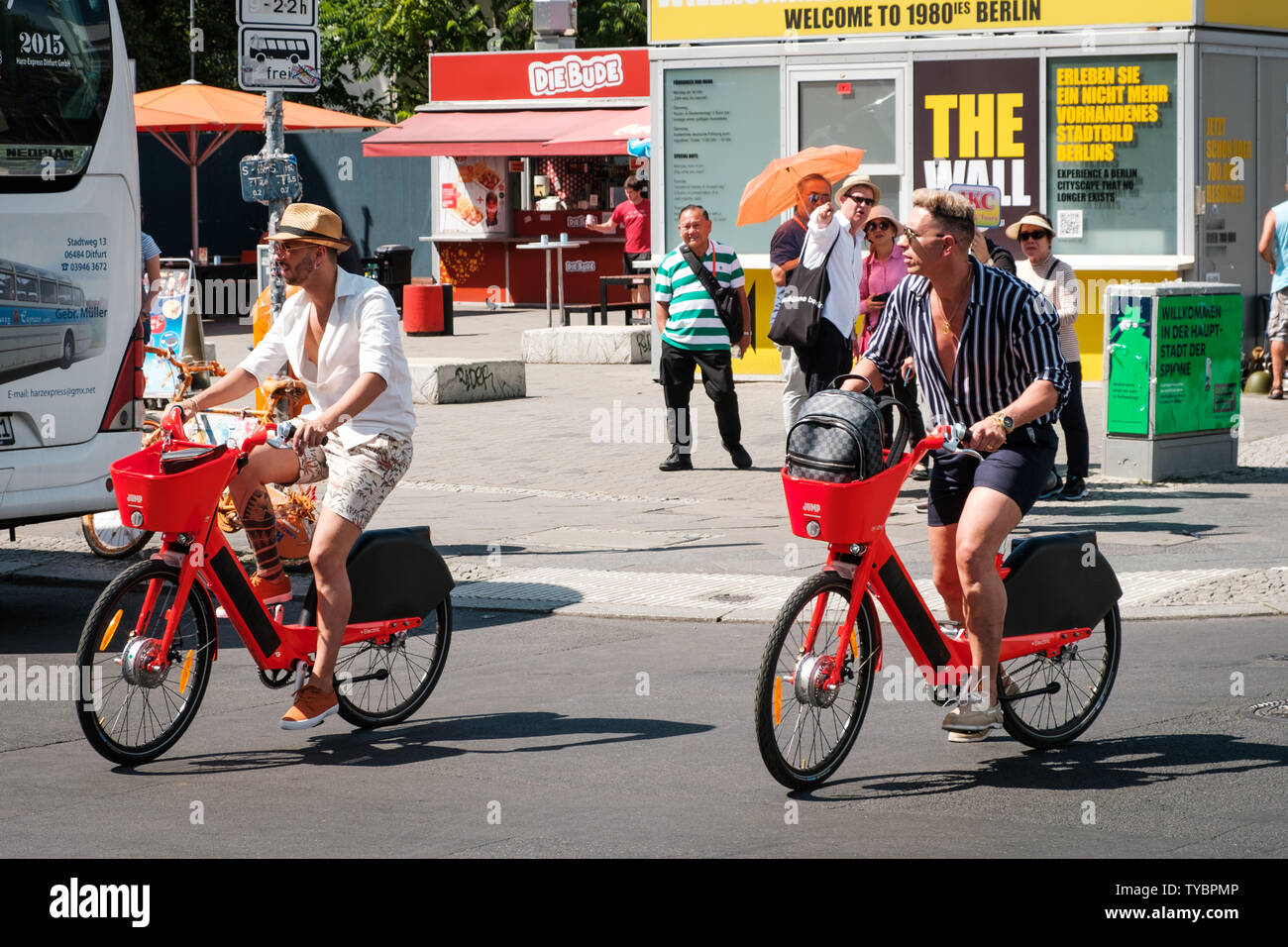Berlin, Deutschland - Juni, 2019: Touristen Reiten e-Bike Sharing Fahrräder, Springen von UBER auf der Straße in Berlin, Deutschland Stockfoto