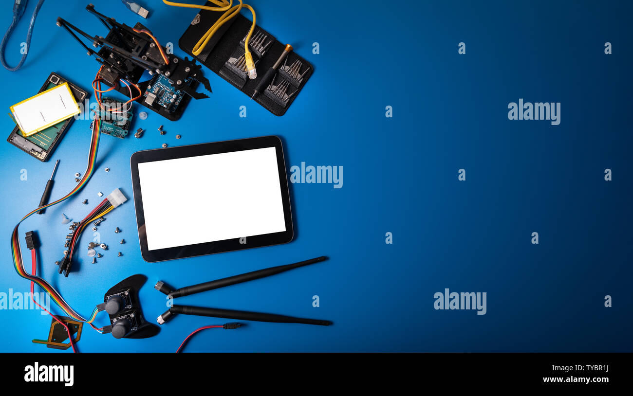 Elektronische Elemente und digitale Tablette mit leeren Bildschirm auf blauem Hintergrund mit Kopie Raum Stockfoto