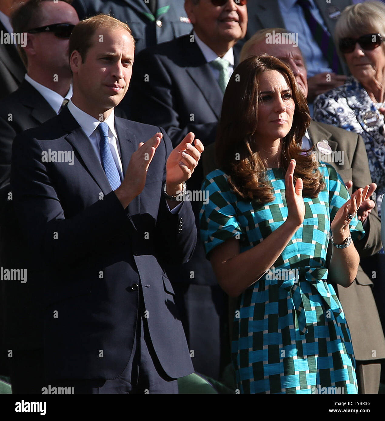 Der Herzog und die Herzogin von Cambridge klatschen Serben Novak Djokovic und Schweizer Roger Federer bei den Herren Endrunde der Wimbledon Championships 2014 in London am 06. Juli 2014. Djokovic gewann das Spiel 6-7, 6-4, 7-6, 5-7, 6-4. UPI/Hugo Philpott Stockfoto