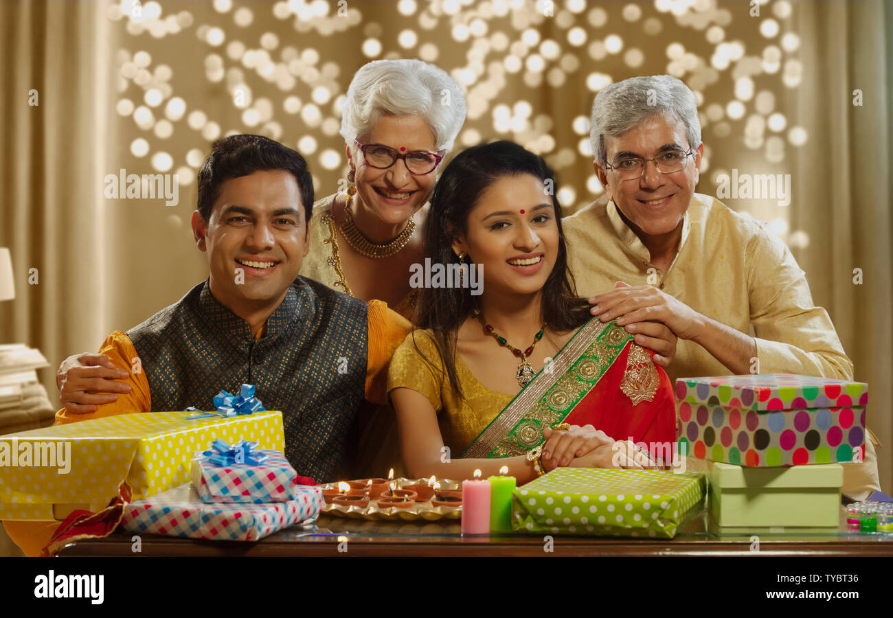 Familie zusammen zu sitzen und Lächeln, mit Geschenken anlässlich von diwali Stockfoto