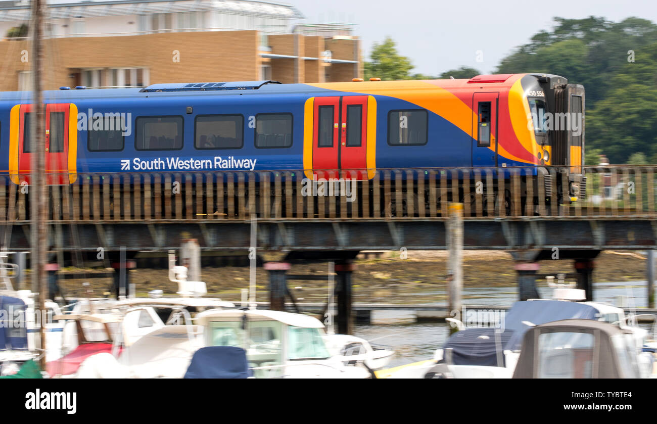 South Western Railway Zug über eine Brücke über den Fluss in Lymington Lymington Fähre Richtung Stockfoto