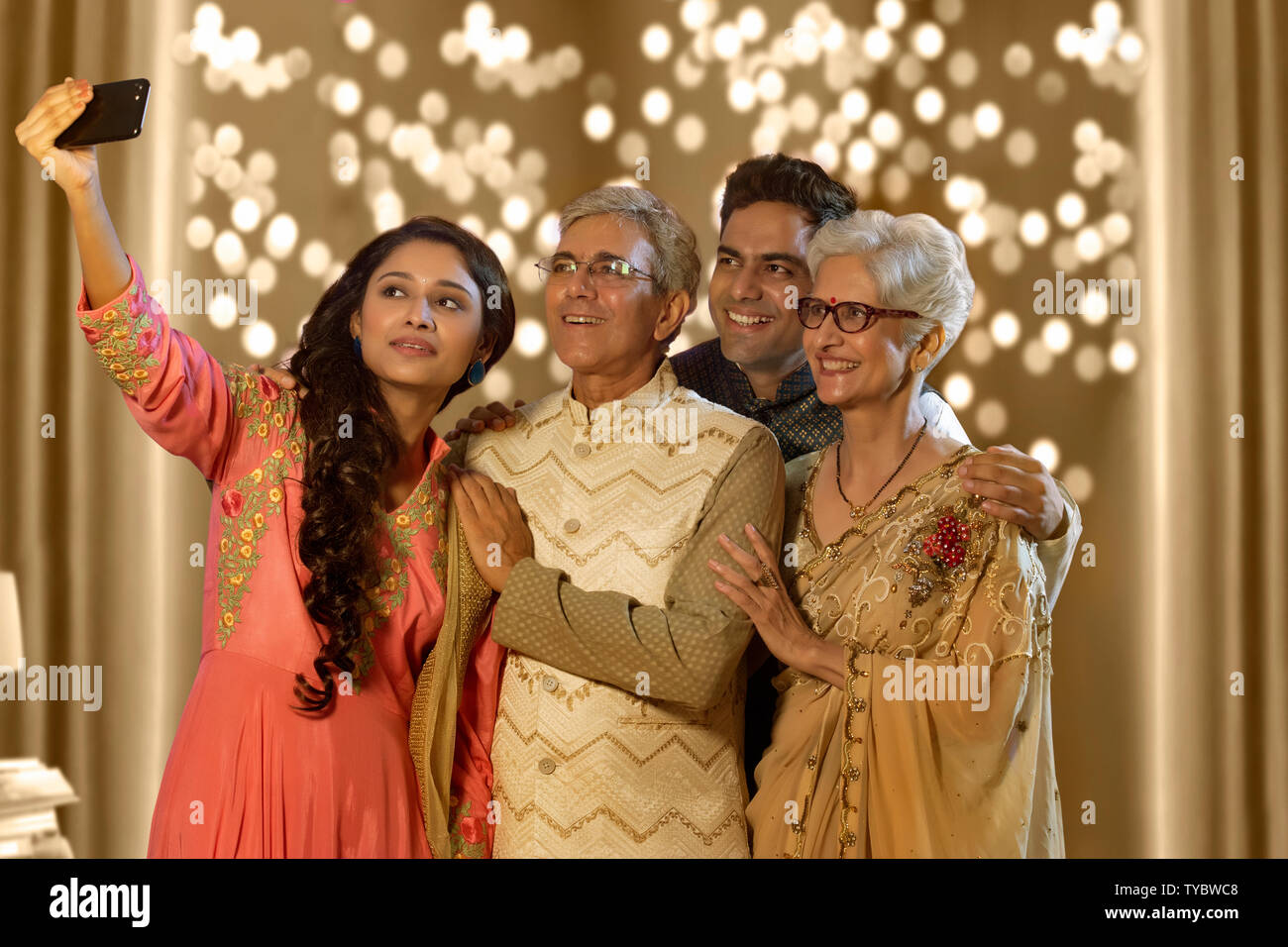 Indische Familie selfie oder Foto zu Hause auf Diwali-fest Stockfoto