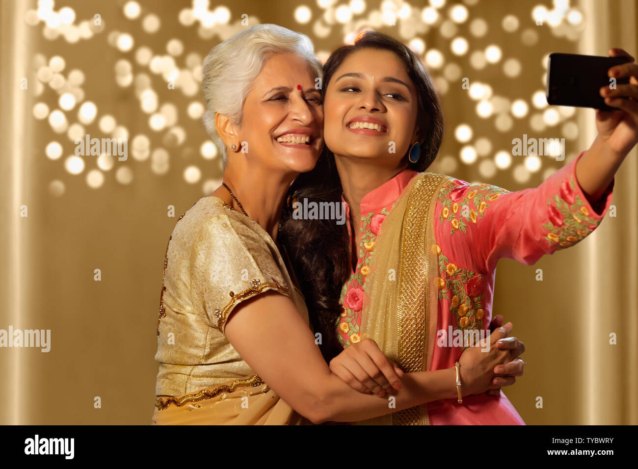 Tochter aking selfie oder Selbstportrait mit Mutter mit Smart-phone in Diwali-fest Stockfoto