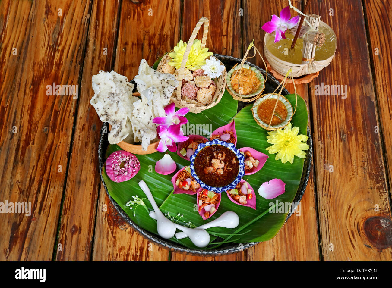 Thai Appetizer Satz frischer Lotus Petal gewickelt und knusprig gebratener Reis Kuchen mit kalamansi Zitronensaft serviert auf hölzernen Tisch Stockfoto