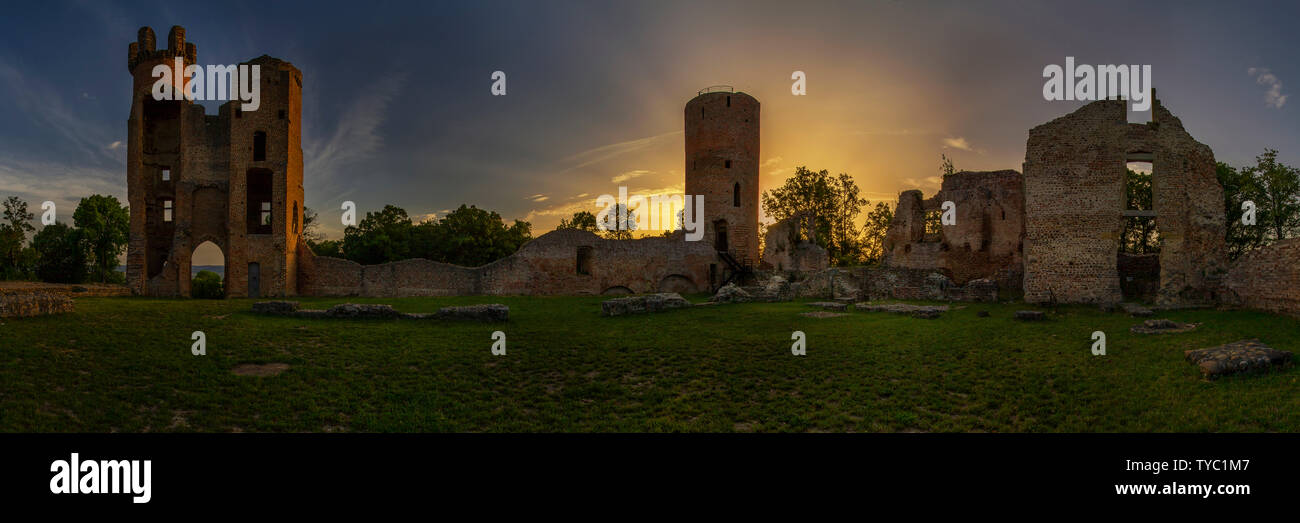 Sonnenaufgang über den Ruinen der Burg von Bressieux, Frankreich Stockfoto