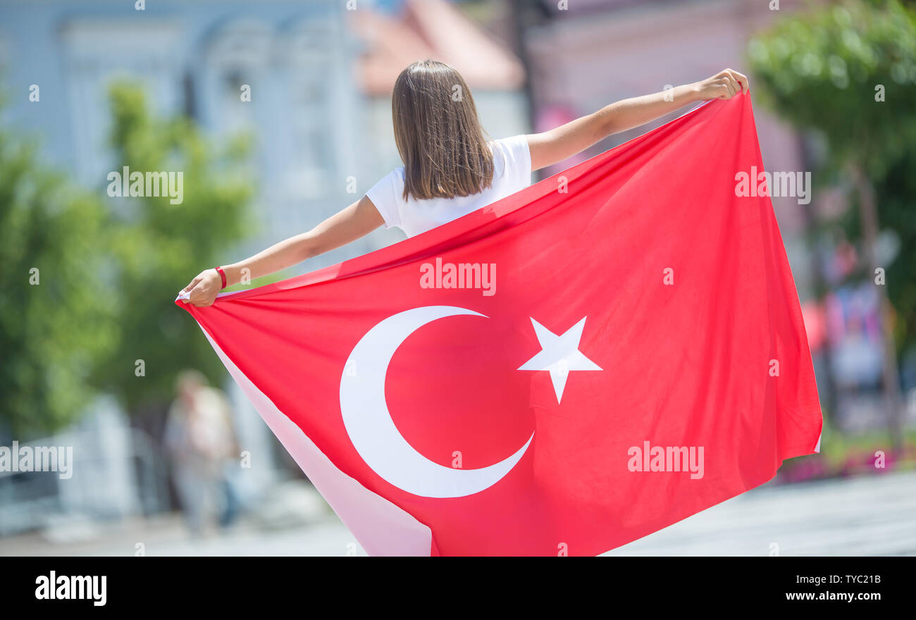 Happy girl Touristen zu Fuß auf der Straße mit der Türkei Flagge. Stockfoto
