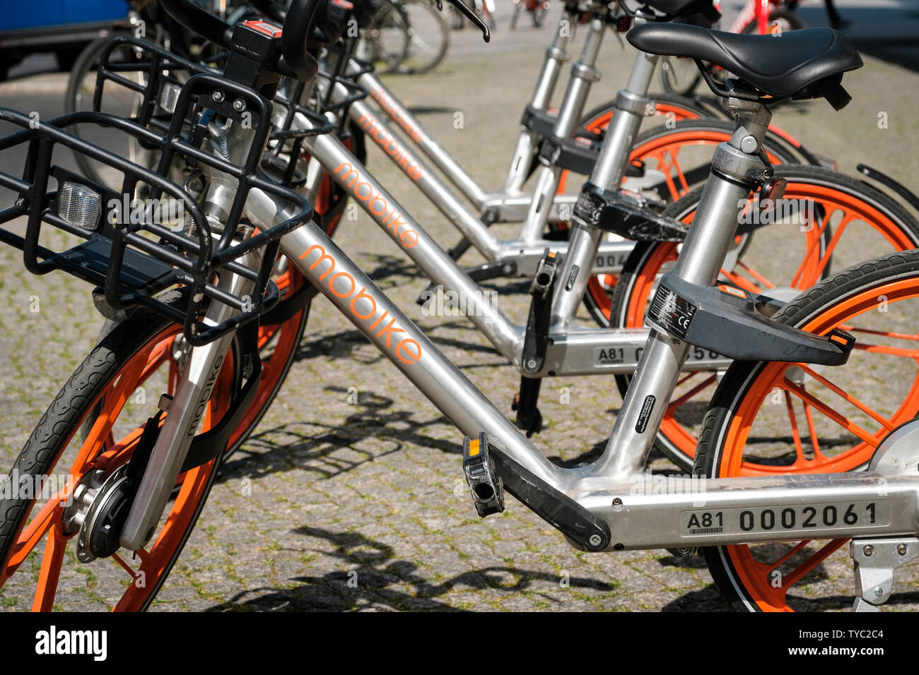 Berlin, Deutschland - Juni, 2019: mobike Fahrräder auf Bürgersteig in Berlin. Mobike ist ein Fahrrad teilen Unternehmen aus Peking, China Stockfoto