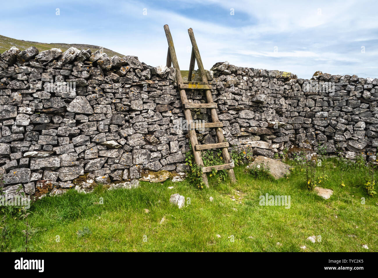 Hikking in Austwick nahe in den Yorkshire Dales zu vereinbaren Stockfoto