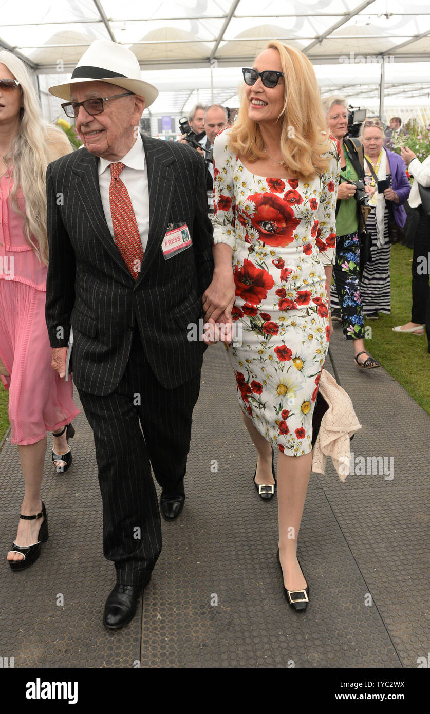 Amerikanische Verleger Rupert Murdoch und Modell Jerry Hall an der Chelsea Flower Show im Royal Hospital in London am 23. Mai 2016. Foto von Rune Hellestad/UPI Stockfoto