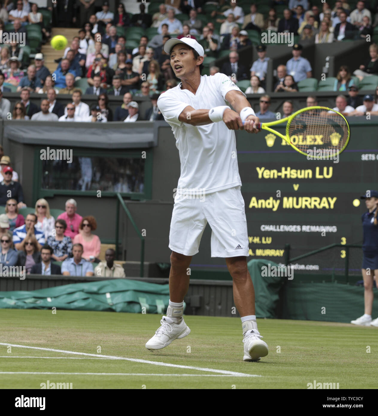 Von Taipeh Hsun Lu gibt die Kugel in seinem Match gegen Andy Murray in Großbritannien an Tag vier der Wimbledon Championships 2016 in Wimbledon, London, 30. Juni 2016. Foto von Hugo Philpott/UPI Stockfoto