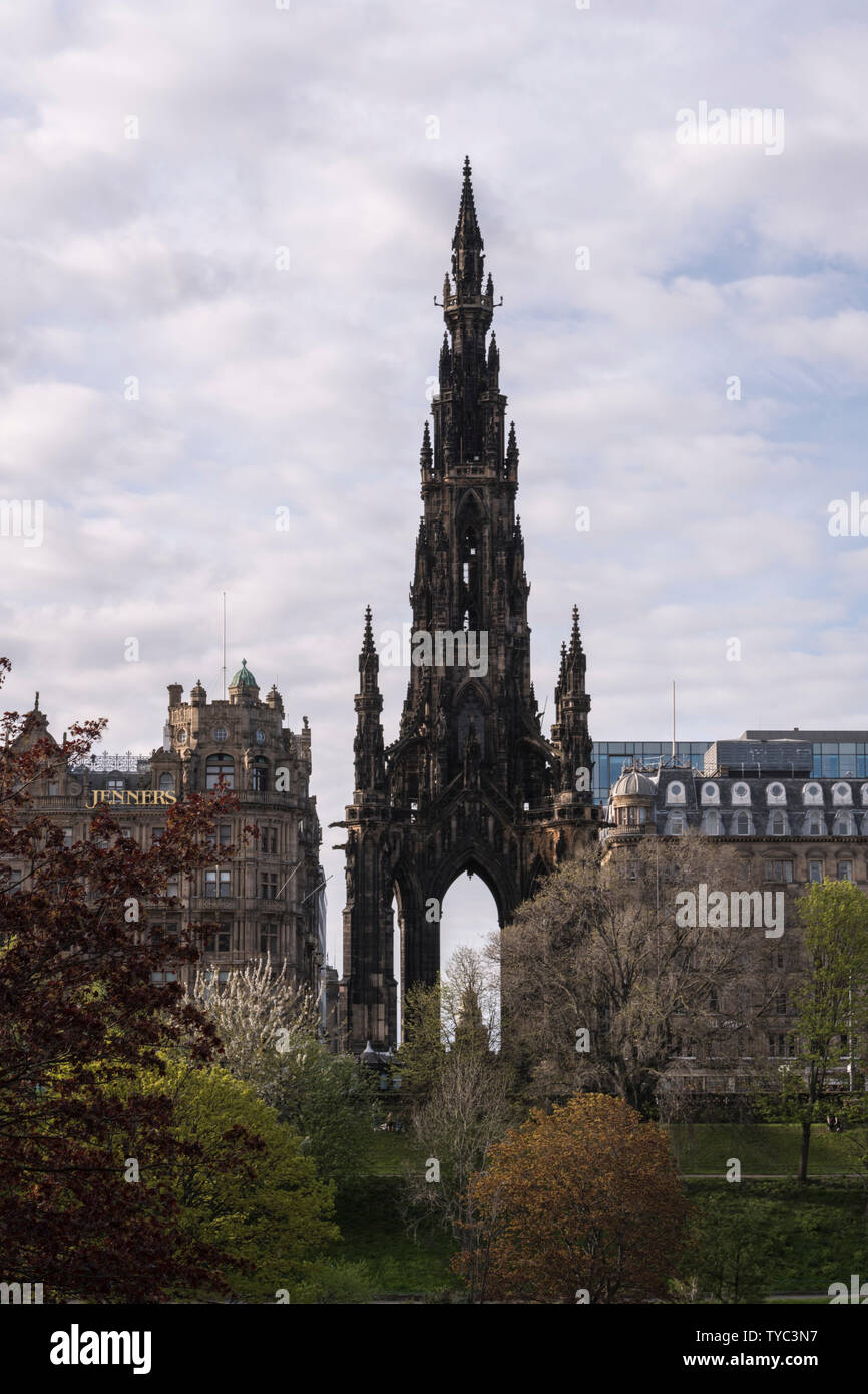 Das Scott Monument, in der Nähe von jenners Kaufhaus, ist ein Wahrzeichen an der Princes Street in Edinburgh, Schottland, Großbritannien Stockfoto