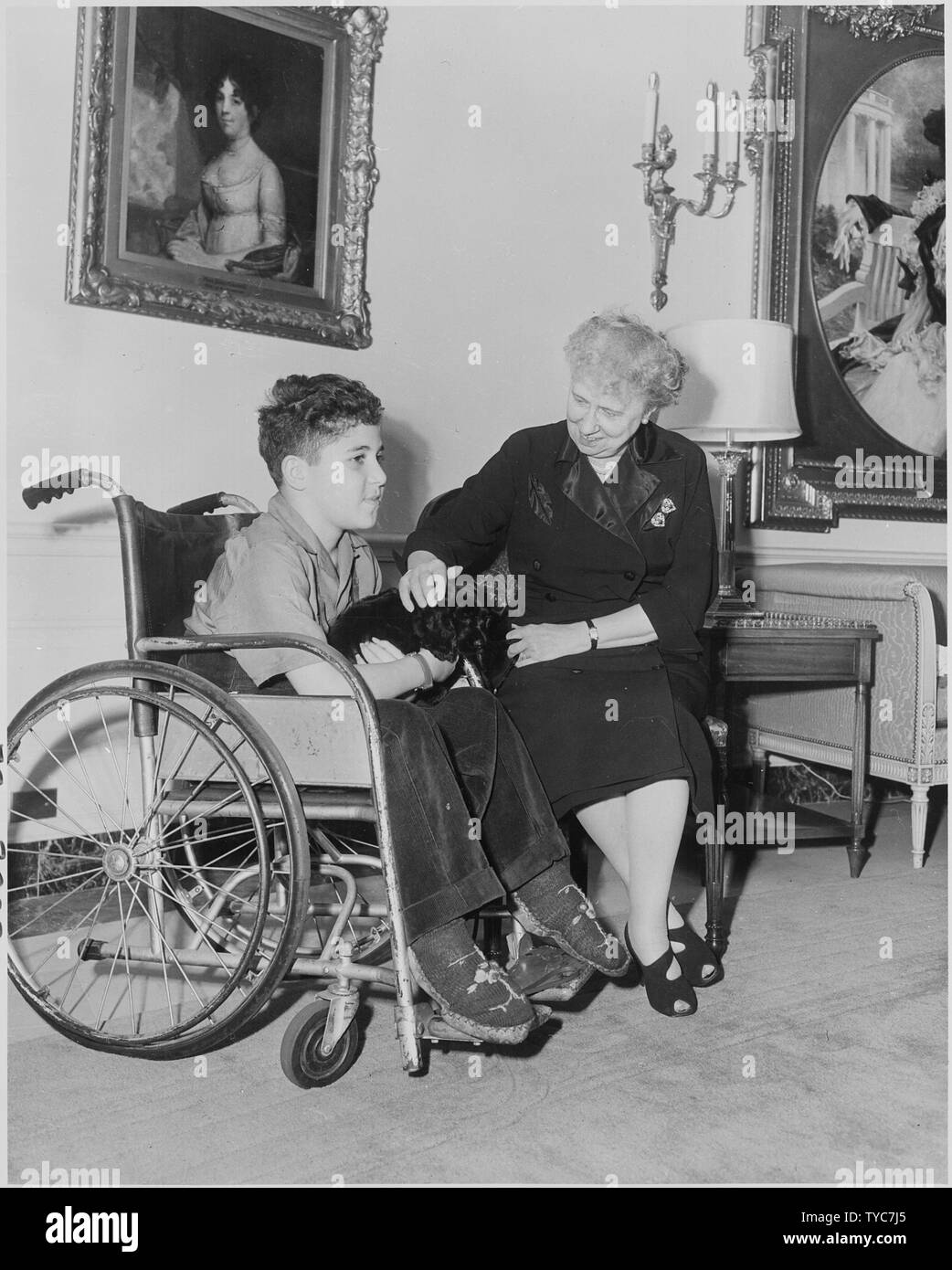 Foto von First Lady Bess Truman im Weißen Haus mit Michael Danna von South Ozone Park, New York, der Muskeldystrophie Beschwerde Poster Boy, der Holding in seinem Schoß ein Cocker Spaniel mit dem Namen Tasten, jr., sein Geschenk an die erste Familie, bei der offiziellen Eröffnung des 1952-53 Muskeldystrophie Appell Kampagne. Stockfoto