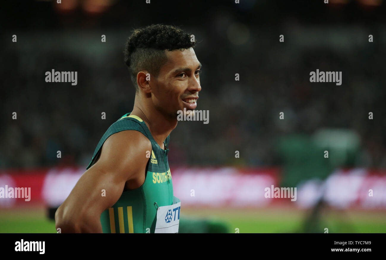 Südafrikanische Wayde Van Niekerk lächelt nach gewann er 400 Meter Finale der Männer im Jahr 2017 IAAF Leichtathletik WM im Olympischen Stadion, London am August 08, 2017. Van Niekerk gewann in einer Zeit von 43,98 Sekunden. Foto von Hugo Philpott/UPI Stockfoto