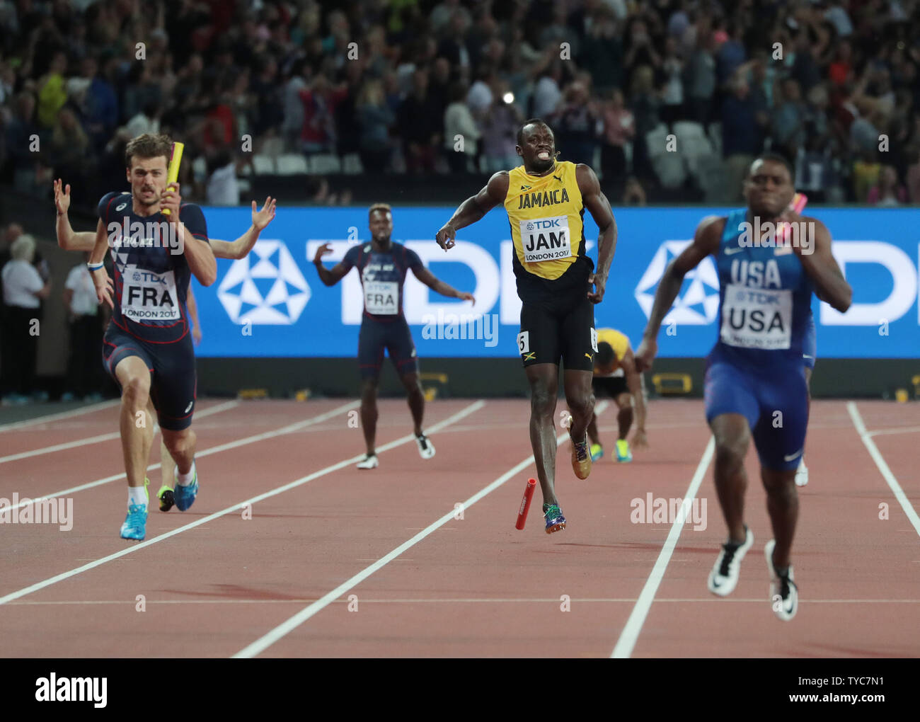 Jamaikaner Usain Bolt schreit in Schmerzen während der Herren 4x100-Meter-Staffel bei der IAAF Leichtathletik WM 2017 im Olympischen Stadion, London Am 12. August 2017. Dies war Usain Bolt letztes Rennen vor der Pensionierung. Foto von Hugo Philpott/UPI Stockfoto