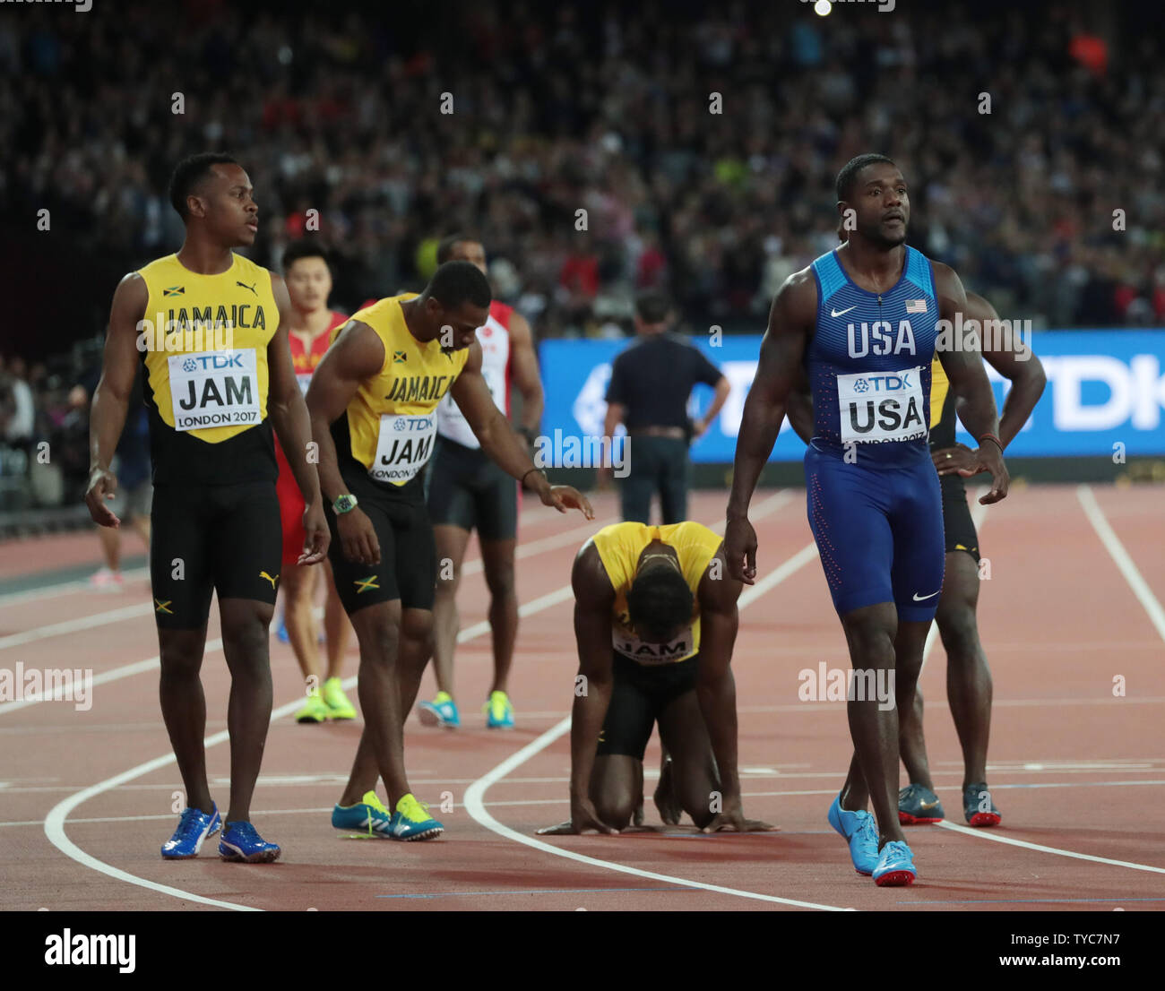 Jamaikaner Usain Bolt ist durch seine Mannschaftskameraden nach oben ziehen, während die Herren 4x100-Meter-Staffel bei der IAAF Leichtathletik WM 2017 im Olympischen Stadion, London Am 12. August 2017 umgeben. Schraube eng und konnte in seinem letzten Rennen vor dem Ruhestand zu beenden. Foto von Hugo Philpott/UPI Stockfoto