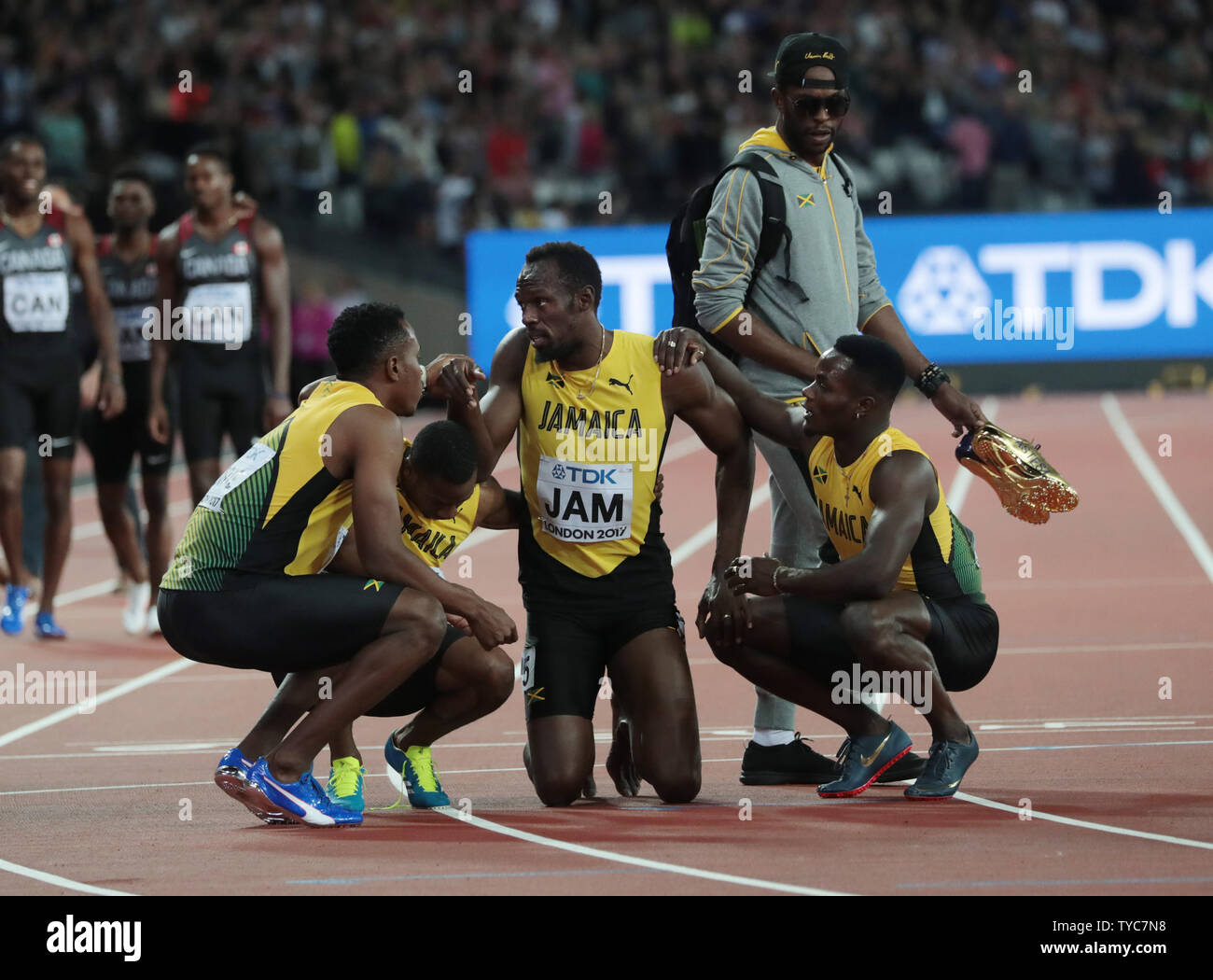 Jamaikaner Usain Bolt ist durch seine Mannschaftskameraden nach oben ziehen, während die Herren 4x100-Meter-Staffel bei der IAAF Leichtathletik WM 2017 im Olympischen Stadion, London Am 12. August 2017 umgeben. Schraube eng und konnte in seinem letzten Rennen vor dem Ruhestand zu beenden. Foto von Hugo Philpott/UPI Stockfoto