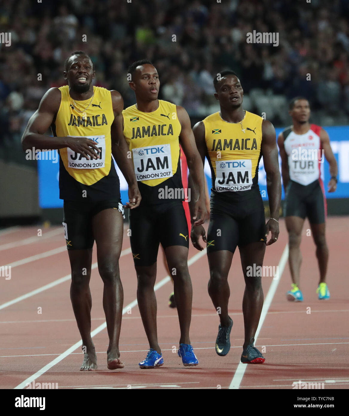 Jamaikaner Usain Bolt ist durch seine Mannschaftskameraden nach oben ziehen, während die Herren 4x100-Meter-Staffel bei der IAAF Leichtathletik WM 2017 im Olympischen Stadion, London Am 12. August 2017 umgeben. Ich schraube eng und konnte in seinem letzten Rennen vor dem Ruhestand zu beenden. Foto von Hugo Philpott/UPI Stockfoto