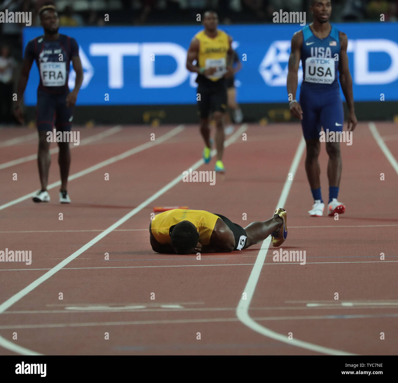 Jamaikaner Usain Bolt liegt in Schmerzen während der Herren 4x100-Meter-Staffel bei der IAAF Leichtathletik WM 2017 im Olympischen Stadion, London Am 12. August 2017. Schraube eng und konnte in seinem letzten Rennen vor dem Ruhestand zu beenden. Foto von Hugo Philpott/UPI Stockfoto