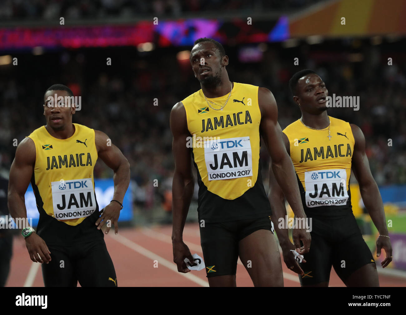 Jamaikaner Usain Bolt ist durch seine Teamates nach oben ziehen, während die Herren 4x100-Meter-Staffel bei der IAAF Leichtathletik WM 2017 im Olympischen Stadion, London Am 12. August 2017 umgeben. Schraube eng und konnte in seinem letzten Rennen vor dem Ruhestand zu beenden. Foto von Hugo Philpott/UPI Stockfoto