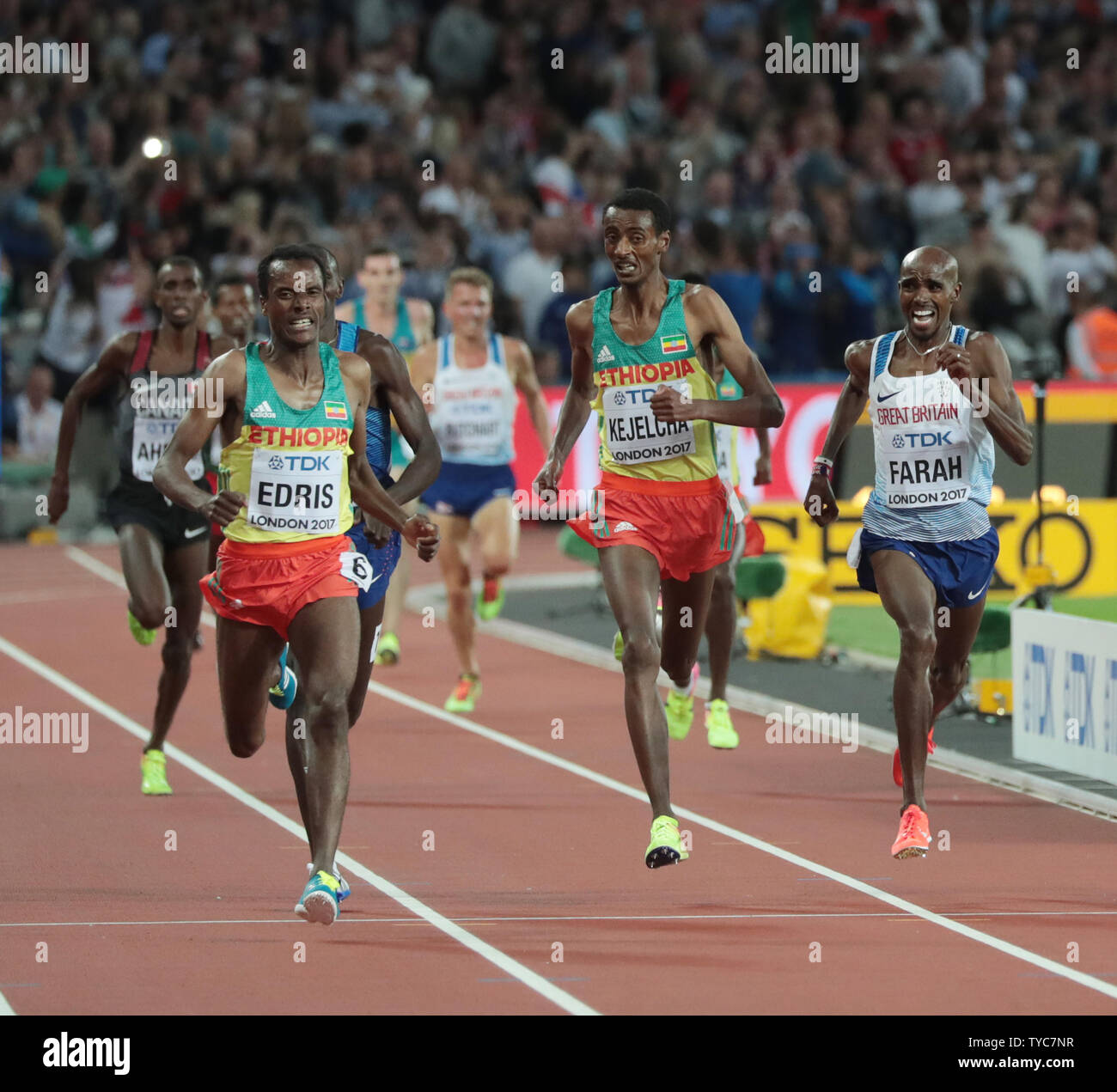 Äthiopische Muktar Edris (L) gewinnt die 5000 Meter der Männer im Jahr 2017 IAAF Leichtathletik WM im Olympischen Stadion, London Am 12. August 2017. Großbritanniens Mo Farah kam in Silber Position in seiner letzten großen Meisterschaft endgültig. Foto von Hugo Philpott/UPI Stockfoto