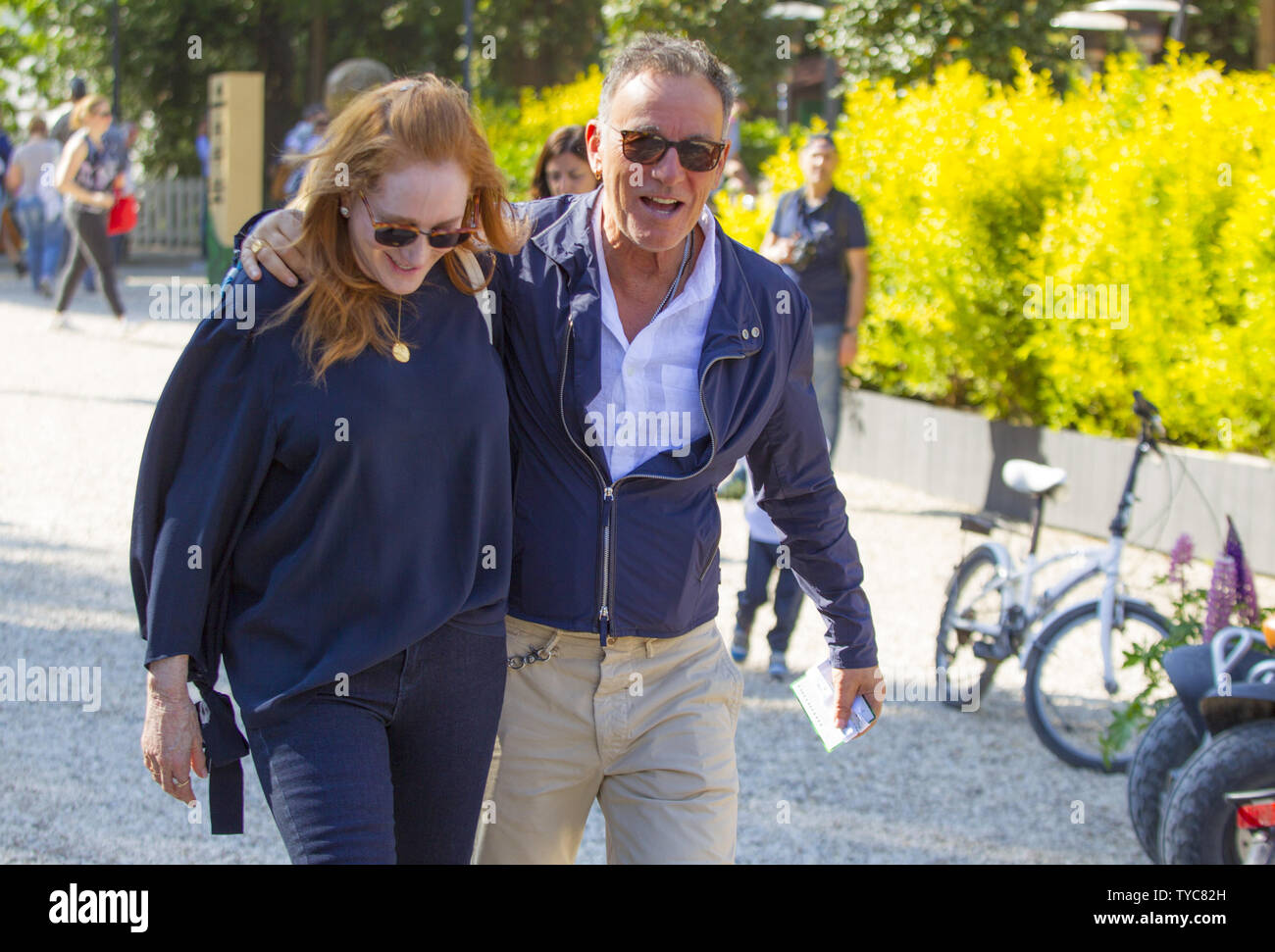 *** Keine WEB *** Rom, der berühmte amerikanische Sänger Bruce Springsteen fotografiert während der 'Piazza di Siena' Horse Show, in der seine Tochter Jessica teil nimmt. In den Fotos Bruce in der Firma seiner Frau Patti und seine Tochter, die bei seiner Ankunft wird angezeigt und während Sie sich mit an den Tisch. Wann: 24. Mai 2019 Credit: IPA/WENN.com ** Nur für die Veröffentlichung in Großbritannien, den USA, Deutschland, Österreich, Schweiz ** verfügbar Stockfoto