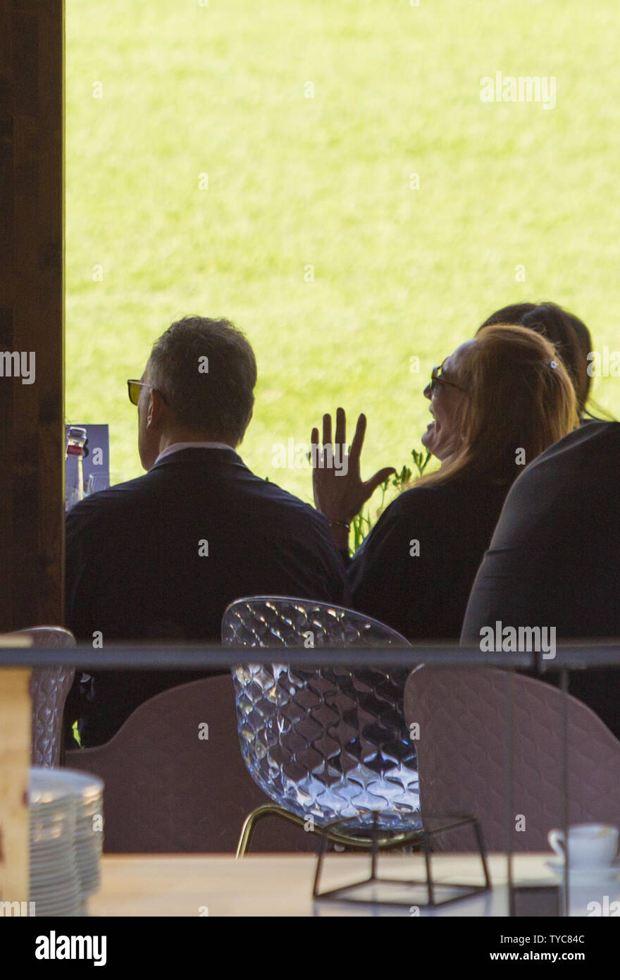 *** Keine WEB *** Rom, der berühmte amerikanische Sänger Bruce Springsteen fotografiert während der 'Piazza di Siena' Horse Show, in der seine Tochter Jessica teil nimmt. In den Fotos Bruce in der Firma seiner Frau Patti und seine Tochter, die bei seiner Ankunft wird angezeigt und während Sie sich mit an den Tisch. Wann: 24. Mai 2019 Credit: IPA/WENN.com ** Nur für die Veröffentlichung in Großbritannien, den USA, Deutschland, Österreich, Schweiz ** verfügbar Stockfoto