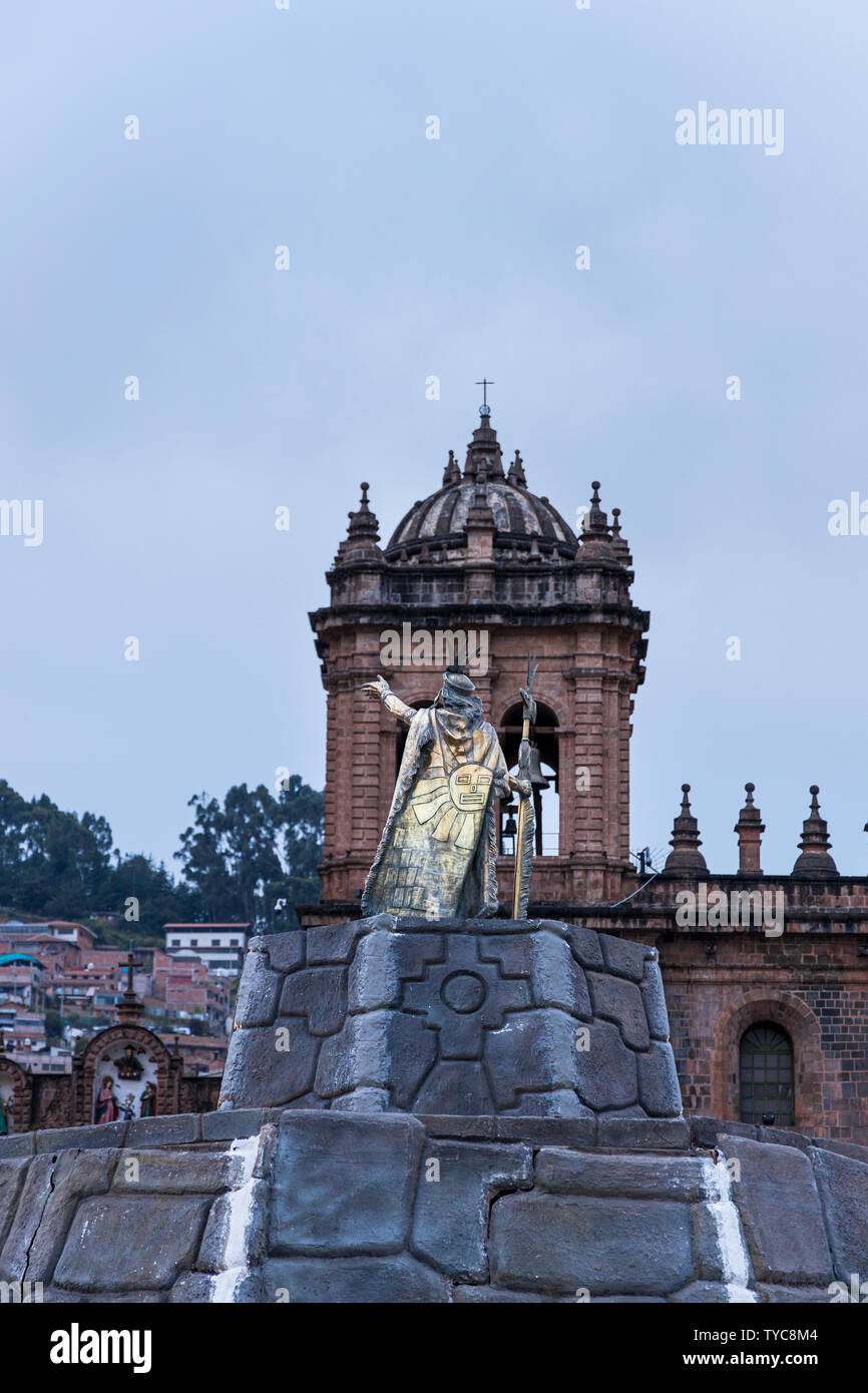 Goldene Statue von Pachacuti Inca Führer, in der Plaza de Armas, dem Hauptplatz in Cusco, Peru, Südamerika, Stockfoto