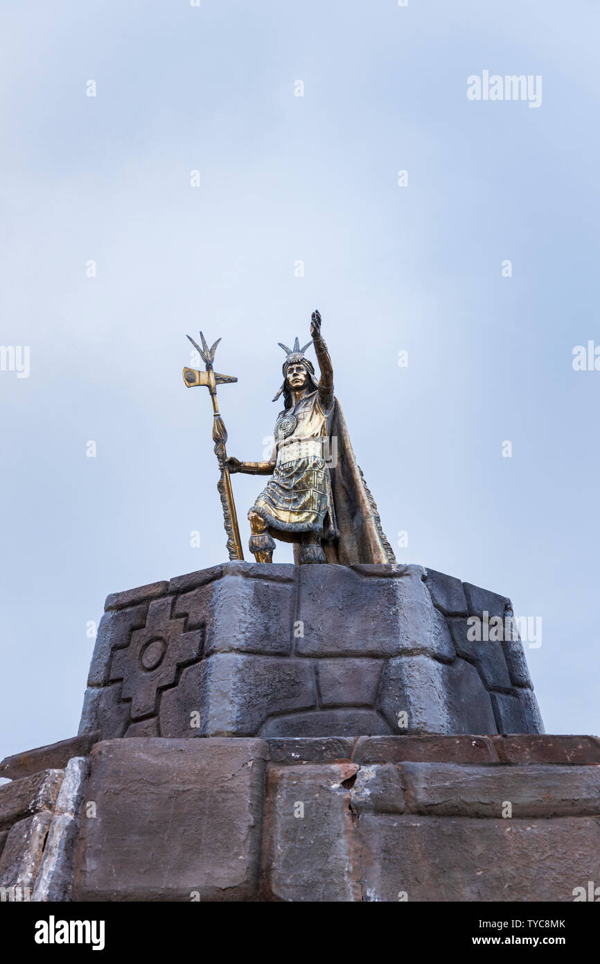 Goldene Statue von Pachacuti Inca Führer, in der Plaza de Armas, dem Hauptplatz in Cusco, Peru, Südamerika, Stockfoto