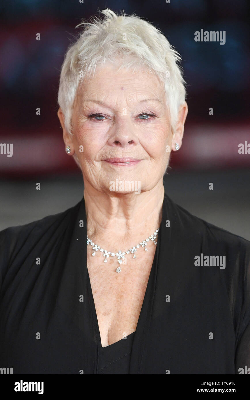 Britische Schauspielerin Judi Dench besucht die Weltpremiere von Mord im Orient Express in der Royal Albert Hall in London am 2. November 2017. Foto von Rune Hellestad/UPI Stockfoto