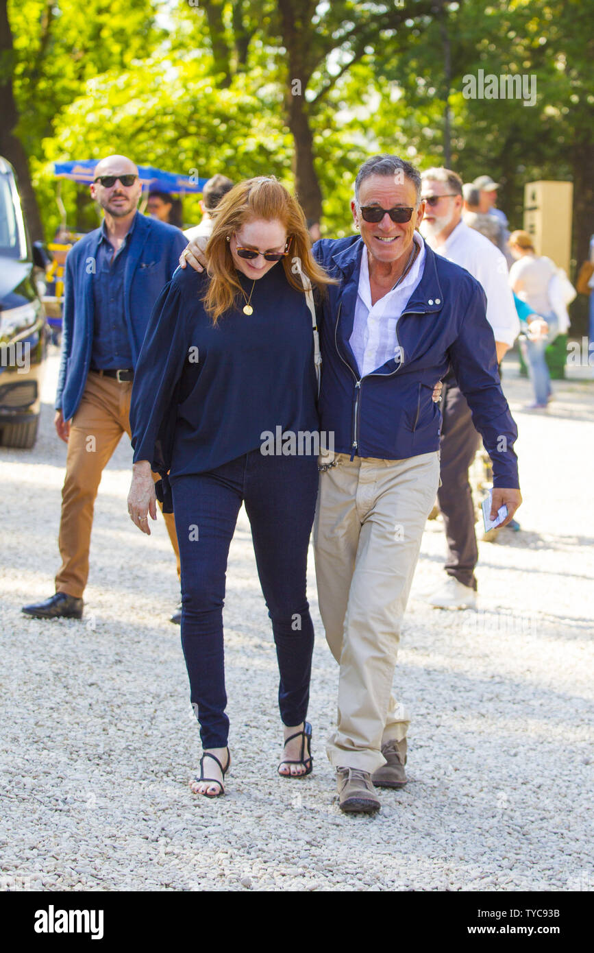 *** Keine WEB *** Rom, der berühmte amerikanische Sänger Bruce Springsteen fotografiert während der 'Piazza di Siena' Horse Show, in der seine Tochter Jessica teil nimmt. In den Fotos Bruce in der Firma seiner Frau Patti und seine Tochter, die bei seiner Ankunft wird angezeigt und während Sie sich mit an den Tisch. Wann: 24. Mai 2019 Credit: IPA/WENN.com ** Nur für die Veröffentlichung in Großbritannien, den USA, Deutschland, Österreich, Schweiz ** verfügbar Stockfoto