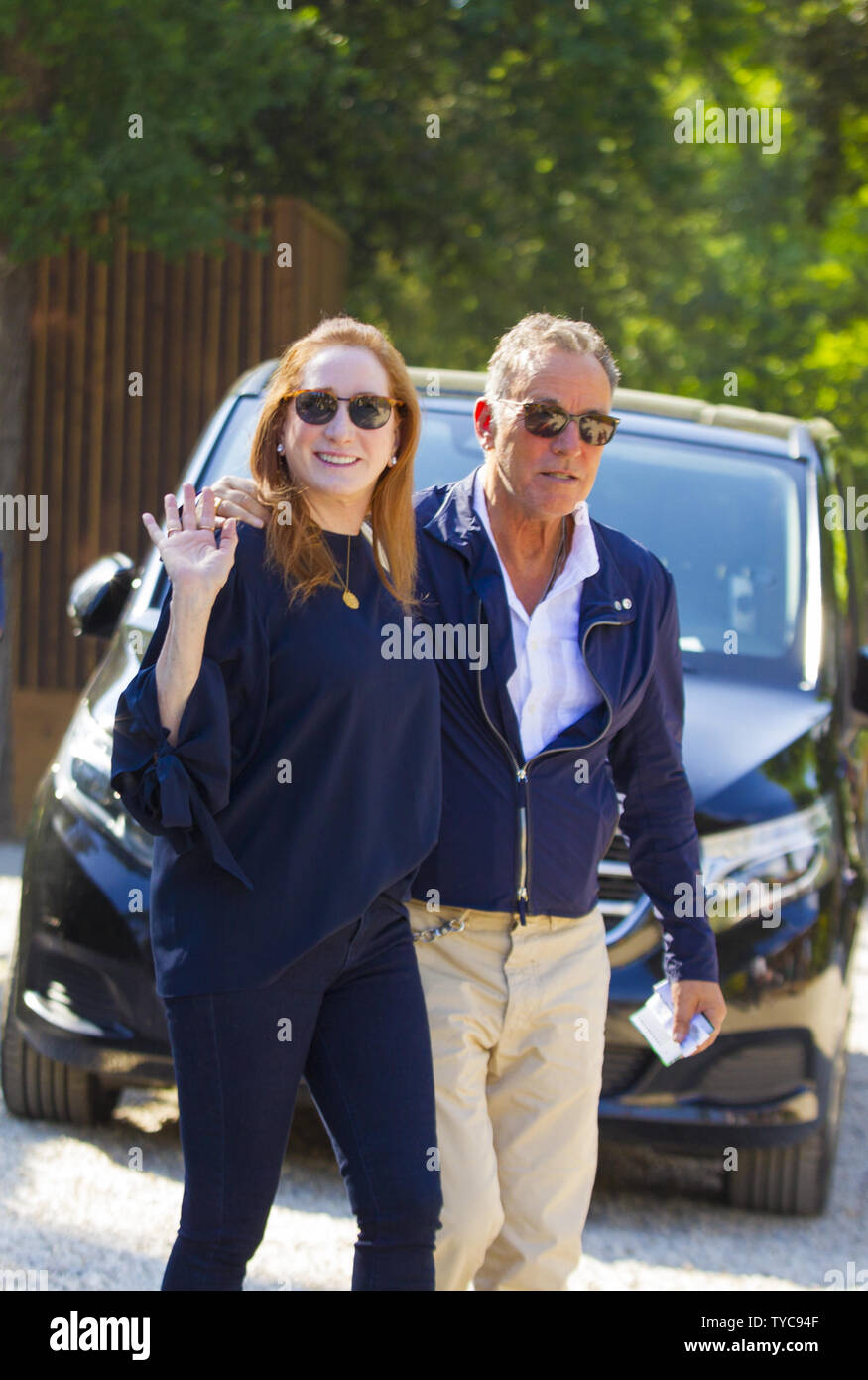 *** Keine WEB *** Rom, der berühmte amerikanische Sänger Bruce Springsteen fotografiert während der 'Piazza di Siena' Horse Show, in der seine Tochter Jessica teil nimmt. In den Fotos Bruce in der Firma seiner Frau Patti und seine Tochter, die bei seiner Ankunft wird angezeigt und während Sie sich mit an den Tisch. Wann: 24. Mai 2019 Credit: IPA/WENN.com ** Nur für die Veröffentlichung in Großbritannien, den USA, Deutschland, Österreich, Schweiz ** verfügbar Stockfoto