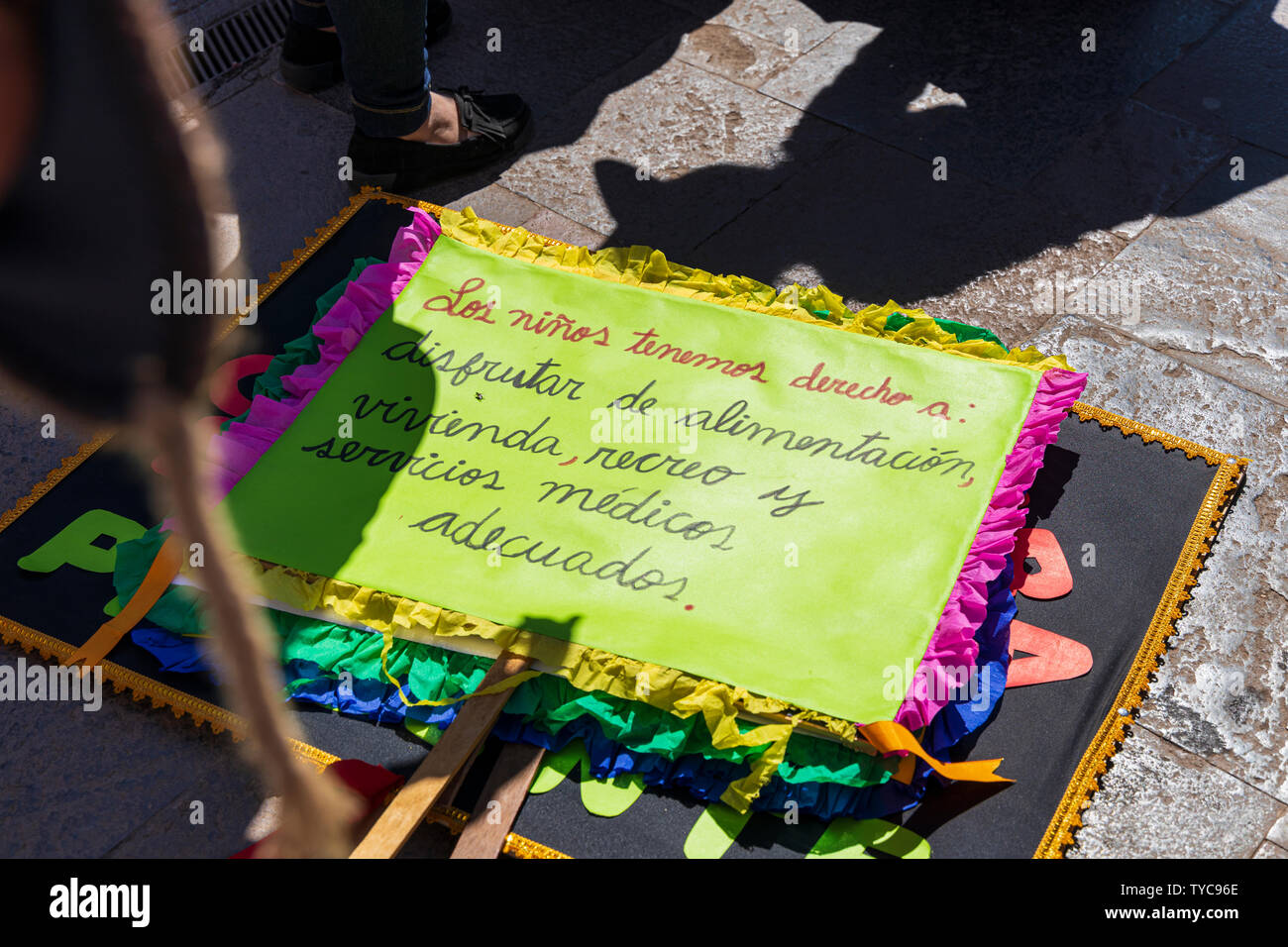 Kinder in traditioneller Kleidung Protest für das Recht auf angemessene Wohnung, Bildung und Gesundheitsfürsorge, Cusco, Peru, Südamerika, Stockfoto