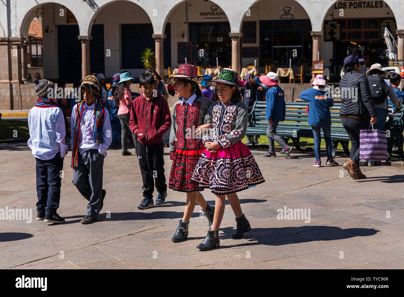 Kinder in traditioneller Kleidung Protest für das Recht auf angemessene Wohnung, Bildung und Gesundheitsfürsorge, Cusco, Peru, Südamerika, Stockfoto