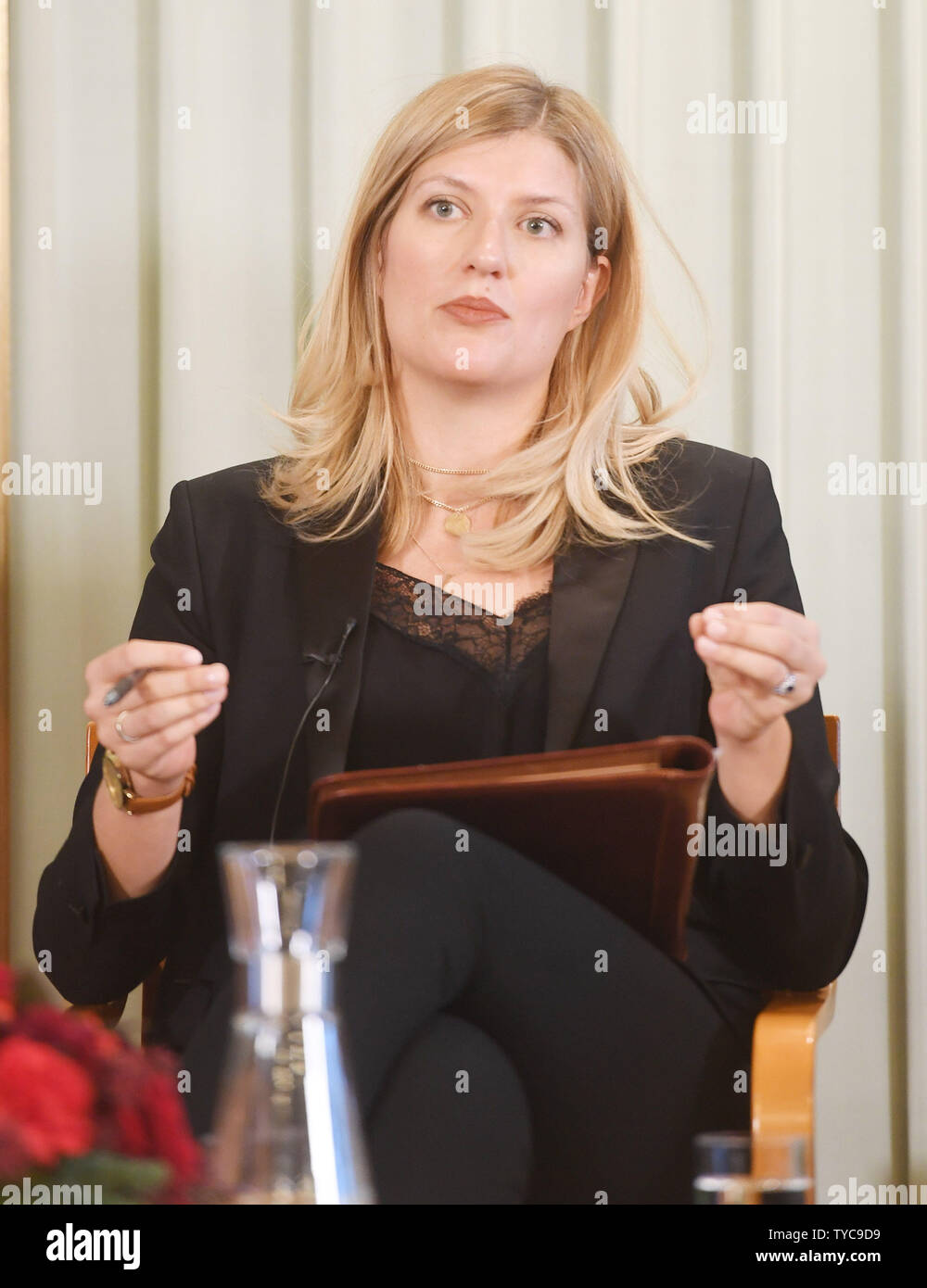 Empfänger der Nobelpreis für den Frieden 2017, Schwedische Beatrice Fihn, Geschäftsführer der Internationalen Kampagne zur Abschaffung von Atomwaffen (ICAN) nimmt an einer Pressekonferenz im Nobelinstitut in Oslo am 9. Dezember 2017. Foto von Rune Hellestad/UPI Stockfoto