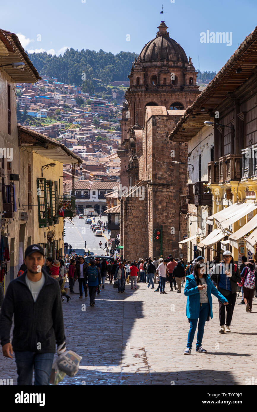 Blick entlang der Calle Marquez in Richtung Plaza de Armas in Cusco, Peru, Südamerika, Stockfoto