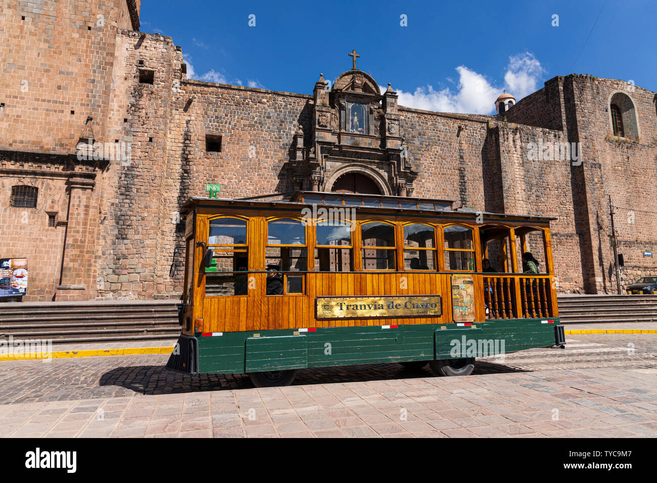 Alte hölzerne Straßenbahnwagen vor der Templo de San Francisco de Assisi, Kirche des Heiligen Franz von Assisi in der Plaza de San Francisco, Cusco, Peru, So Stockfoto