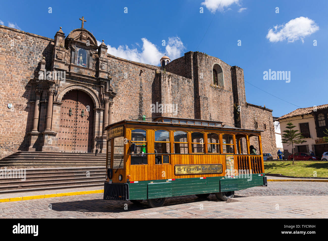 Alte hölzerne Straßenbahnwagen vor der Templo de San Francisco de Assisi, Kirche des Heiligen Franz von Assisi in der Plaza de San Francisco, Cusco, Peru, So Stockfoto