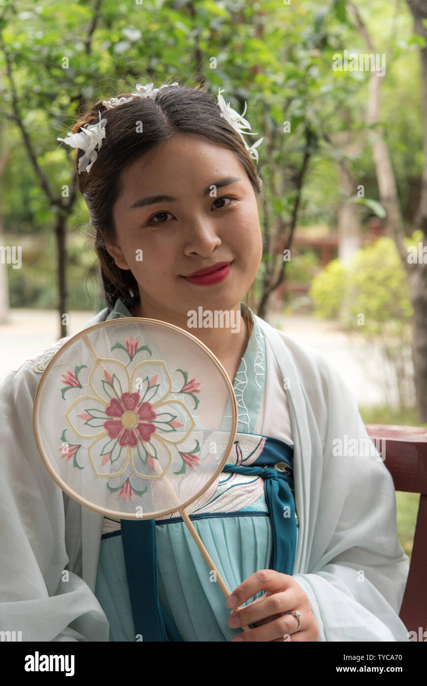 Chinesische Frau in traditioneller chinesischer Kleidung. In Chengdu, Sichuan, China fotografiert. Stockfoto