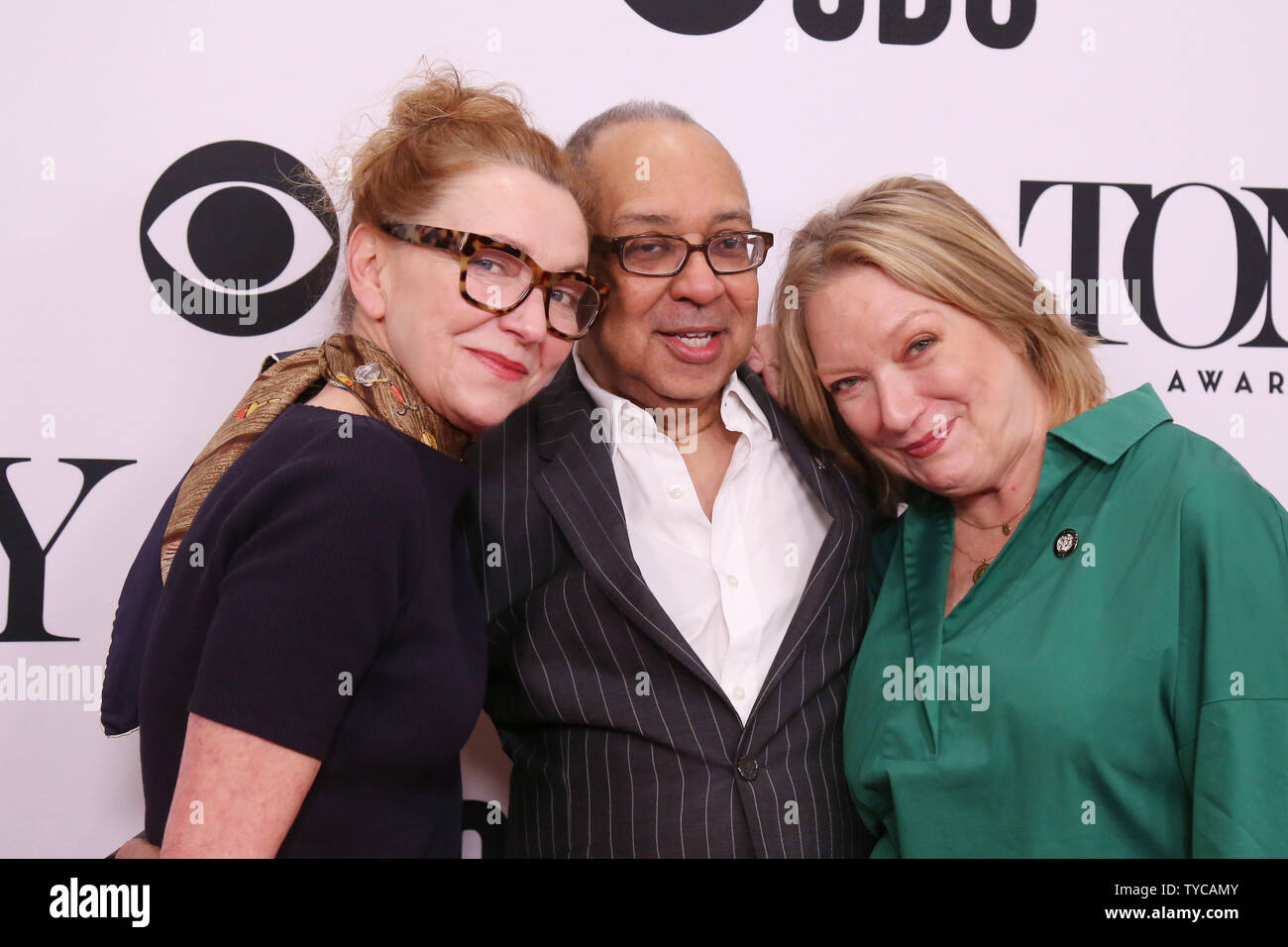 2019 Tony Awards Presse Quark statt im Sofitel. Mit: Julie White, George C Wolfe, Kristine Nielsen Wo: New York, New York, United States Wenn: 02. Mai 2019 Credit: Joseph Marzullo/WENN.com Stockfoto