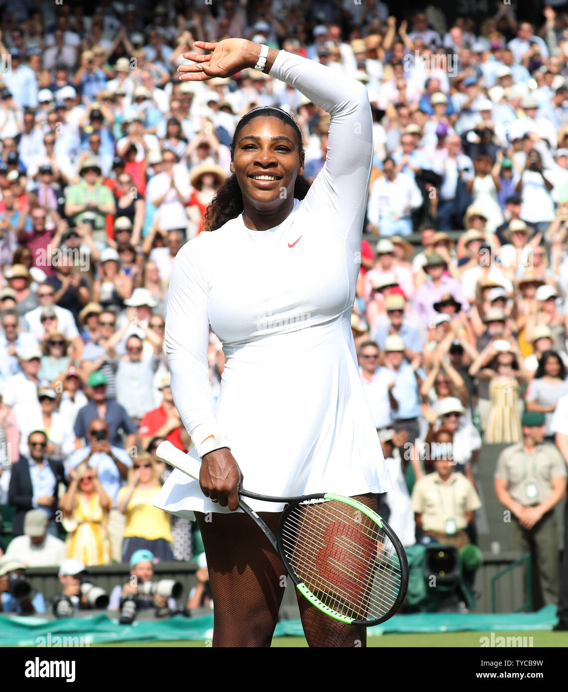 Amerikas Serena Williams feiert Sieg in ihr Match gegen die Deutsche Julia Goerges im Halbfinale der Frauen der Wimbledon Championships 2018 in London am 12. Juli 2018. Williams besiegte Goerges 6-2, 6-4. Foto von Hugo Philpott/UPI Stockfoto